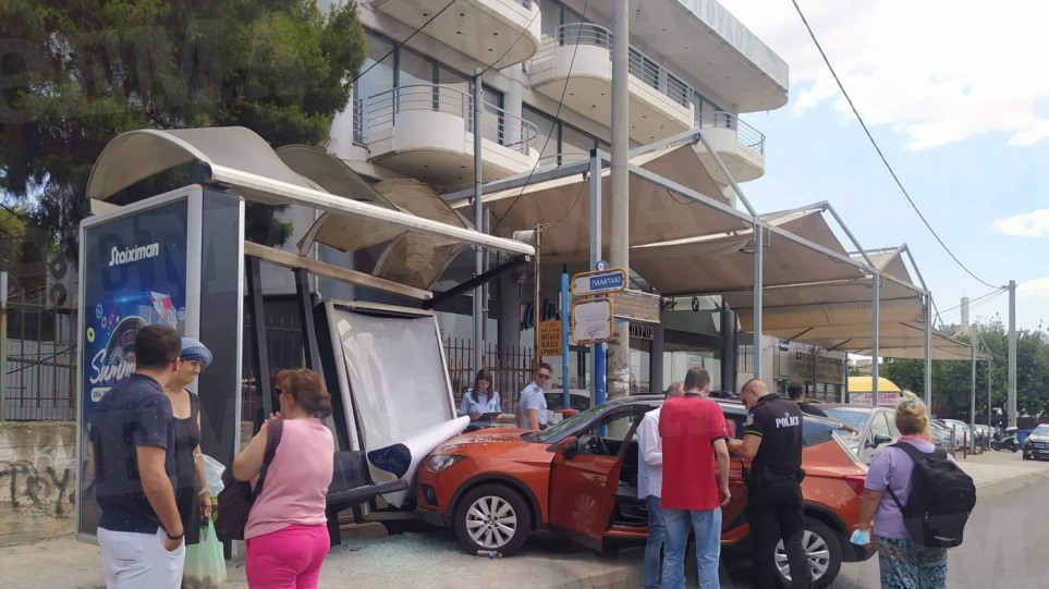 Χαϊδάρι, καρφώθηκε αυτοκίνητο, στάση λεωφορείου 