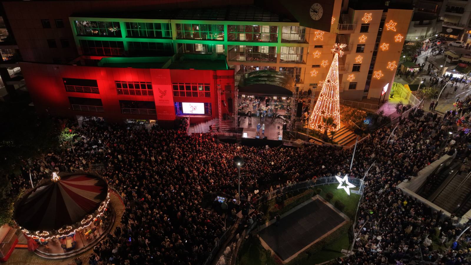 Κοσμοσυρροή χωρίς προηγούμενο στο Περιστέρι για τη φωταγώγηση του Χριστουγεννιάτικου Δέντρου