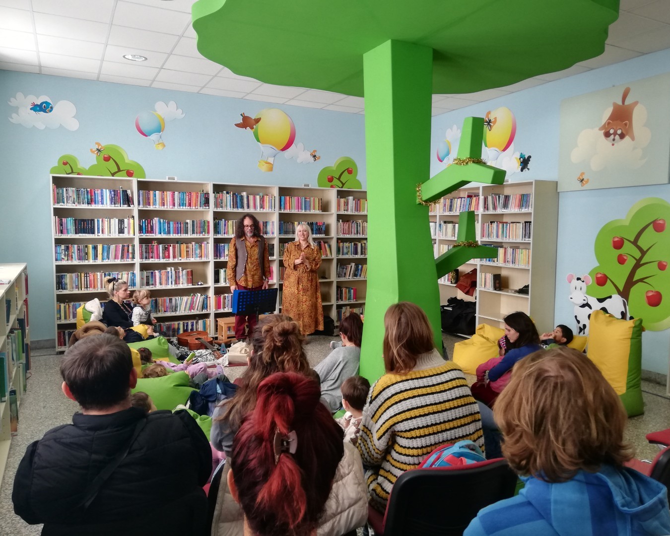 Έναρξη αφηγήσεων «Ένα τσουβάλι Χριστουγεννιάτικα παραμύθια και τραγούδια» στη Δημοτική Βιβλιοθήκη Περιστερίου