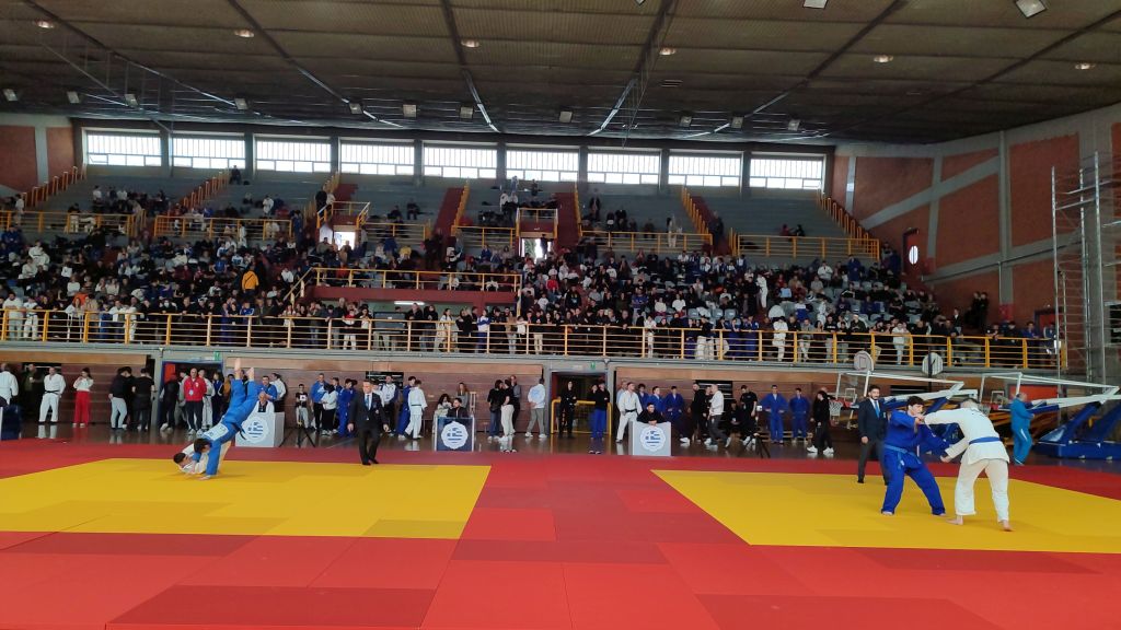  Όμορφο θέαμα πρόσφεραν 300 αθλητές/ιες του Τζούντο το Σαββατοκύριακο (24 & 25/1) στο Κλειστό Γυμναστήριο «Ν. Παξιμαδάς», στο οποίο πραγματοποιήθηκε το Πανελλήνιο πρωτάθλημα εφήβων και νεανίδων. Τους αγώνες, μεταξύ άλλων, παρακολούθησε η Παγκόσμια Πρωταθλήτρια, Ελισάβετ Τελτσίδου.  Εκ μέρους της Ελληνικής Ομοσπονδίας Τζούντο ο ομοσπονδιακός εκλέκτορας Νίκος Ηλιάδης, βράβευσε τον Δήμαρχο Βαγγέλη Σίμο, και ο γενικός γραμματέας της ομοσπονδίας Αντώνης Γαβρίλης τον Αντιδήμαρχο Αθλητισμού Λευτέρη Καζαδέη, για τη