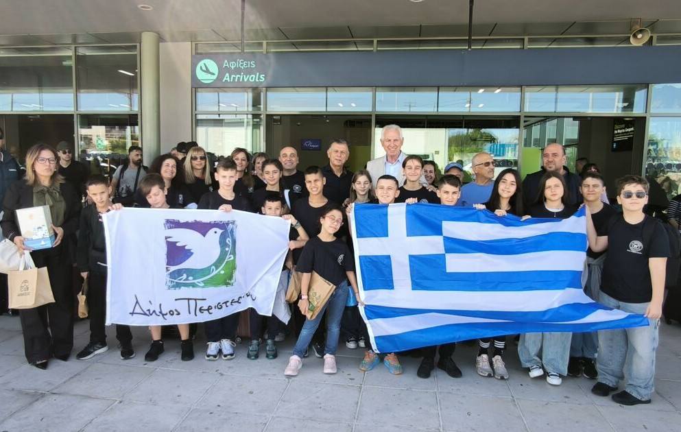 Μαθητές από το Περιστέρι παρέλασαν στο πλευρό των παιδιών του ακριτικού νησιού της Ψερίμου , Παχατουρίδης, Περιστέρι, 28 Οκτωβρίου