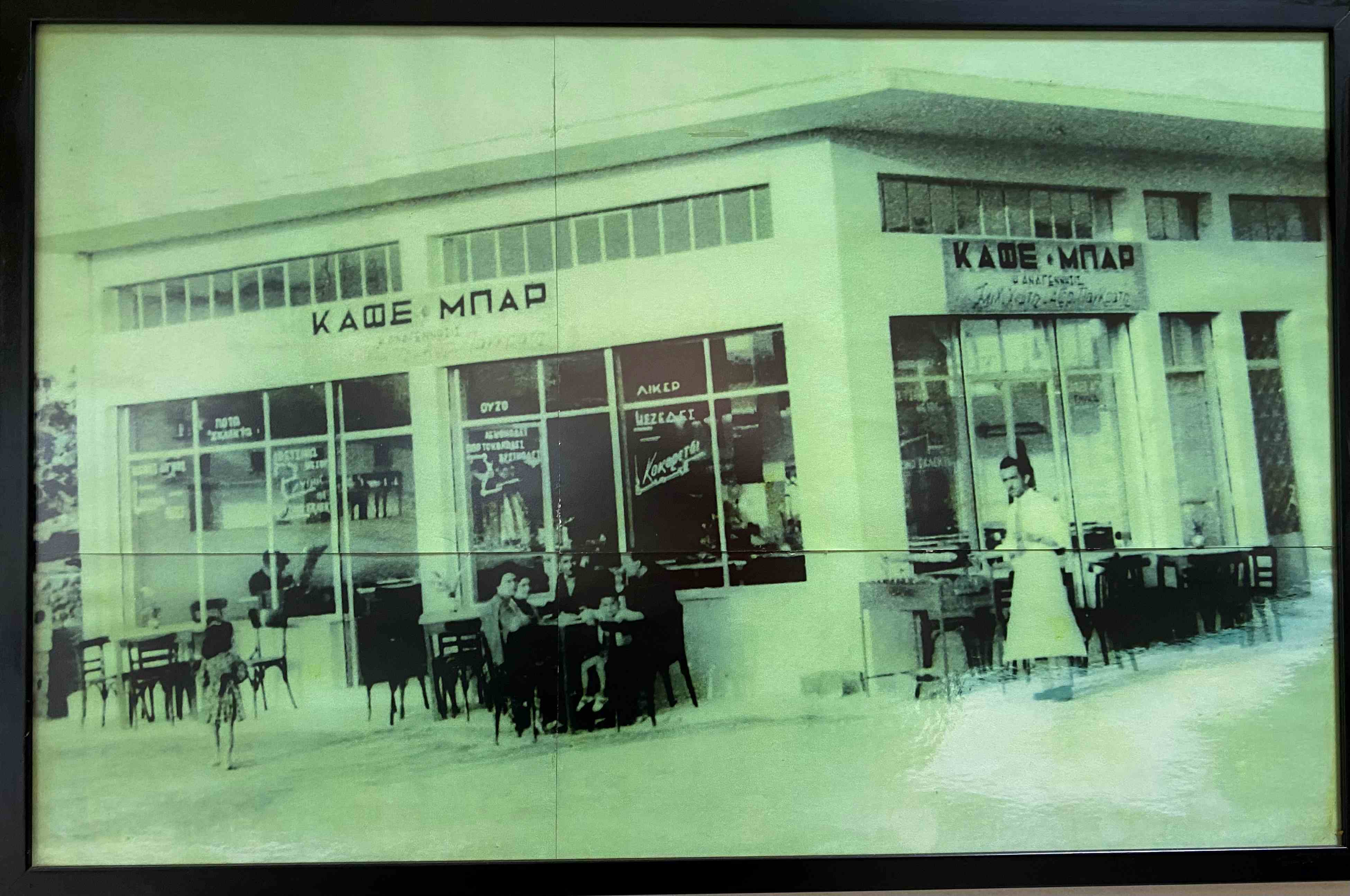 Τα καφενεία στις γειτονιές του Αιγάλεω ξαναζωντανεύουν τη μουσική μας παράδοση