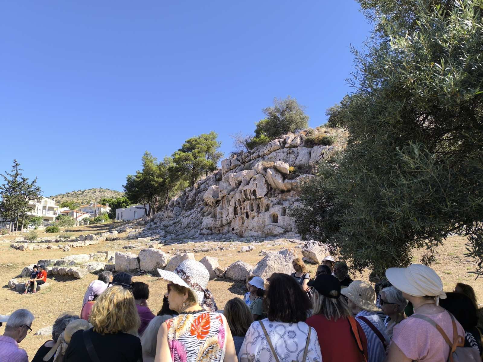 Επίσκεψη στο Ιερό της Αφροδίτης και περίπατος στο Άλσος Δαφνίου για τα ΚΑΠΗ του Δήμου To:
