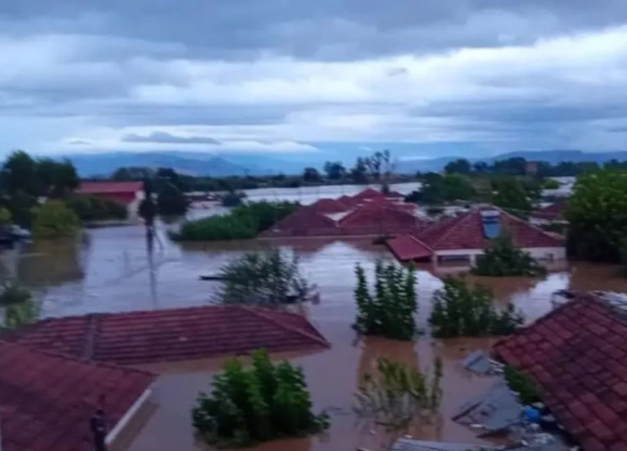 Ασύλληπτες εικόνες σε Παλαμά και Μεταμόρφωση Καρδίτσας - Οι κάτοικοι πάνω στις στέγες των σπιτιών 