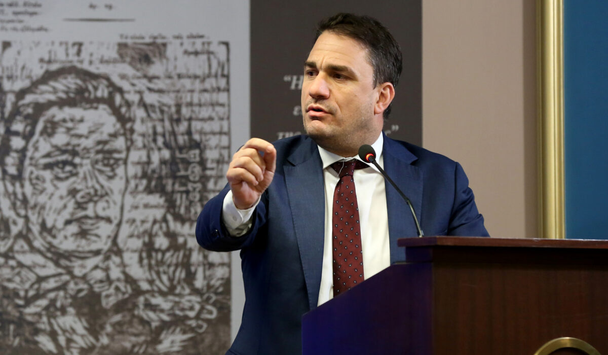 Κώστας Τσουκαλάς: «Η κυβέρνηση κοροϊδεύει και εξαπατά τους καταναλωτές» για τις μειωμένες τιμές στα σούπερ μάρκετ 