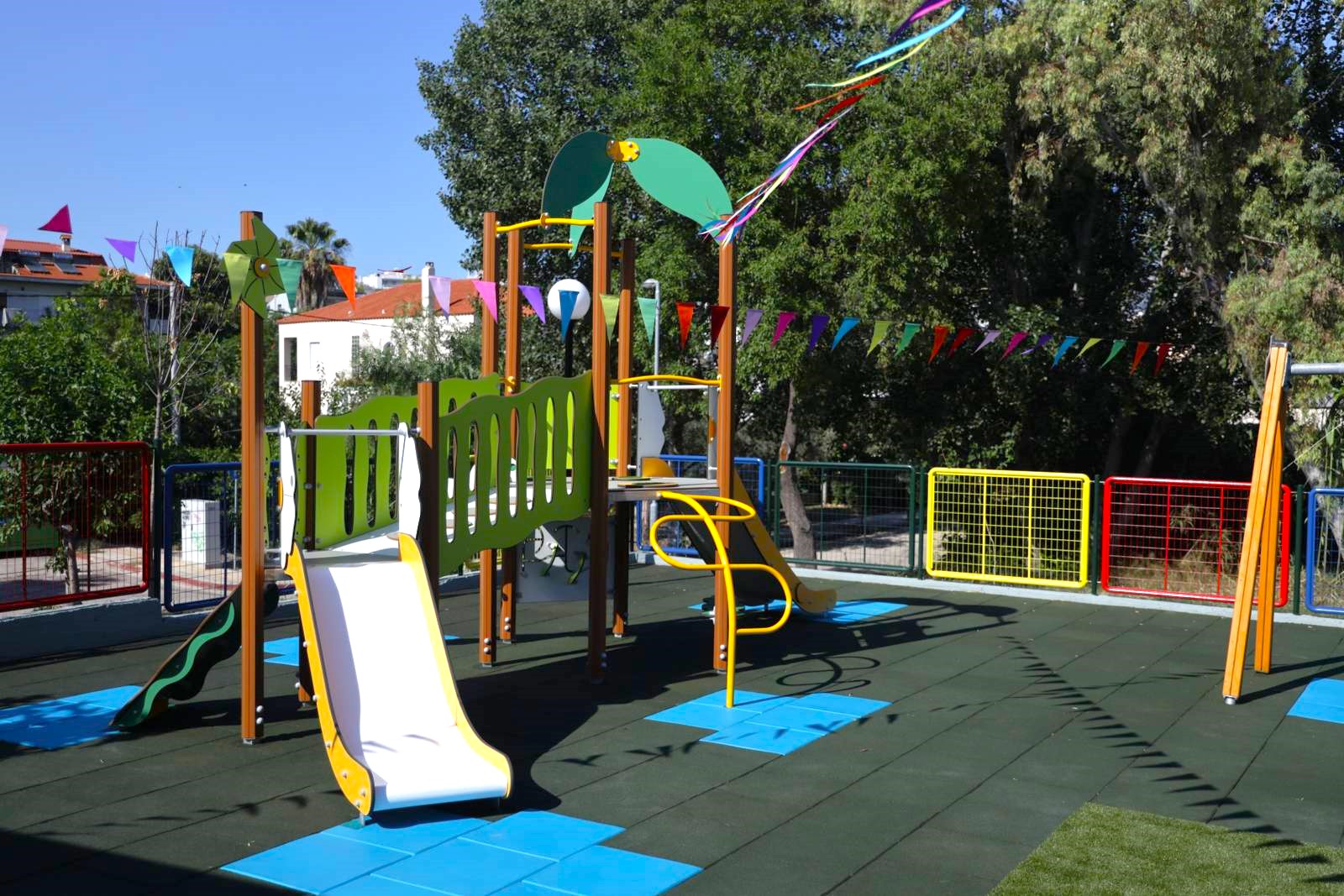 Τρόμος σε παιδική χαρά στο Περιστέρι: Άνδρας απείλησε γυναίκες με αναπτήρα και προσπάθησε να πατήσει παιδιά με αυτοκίνητο