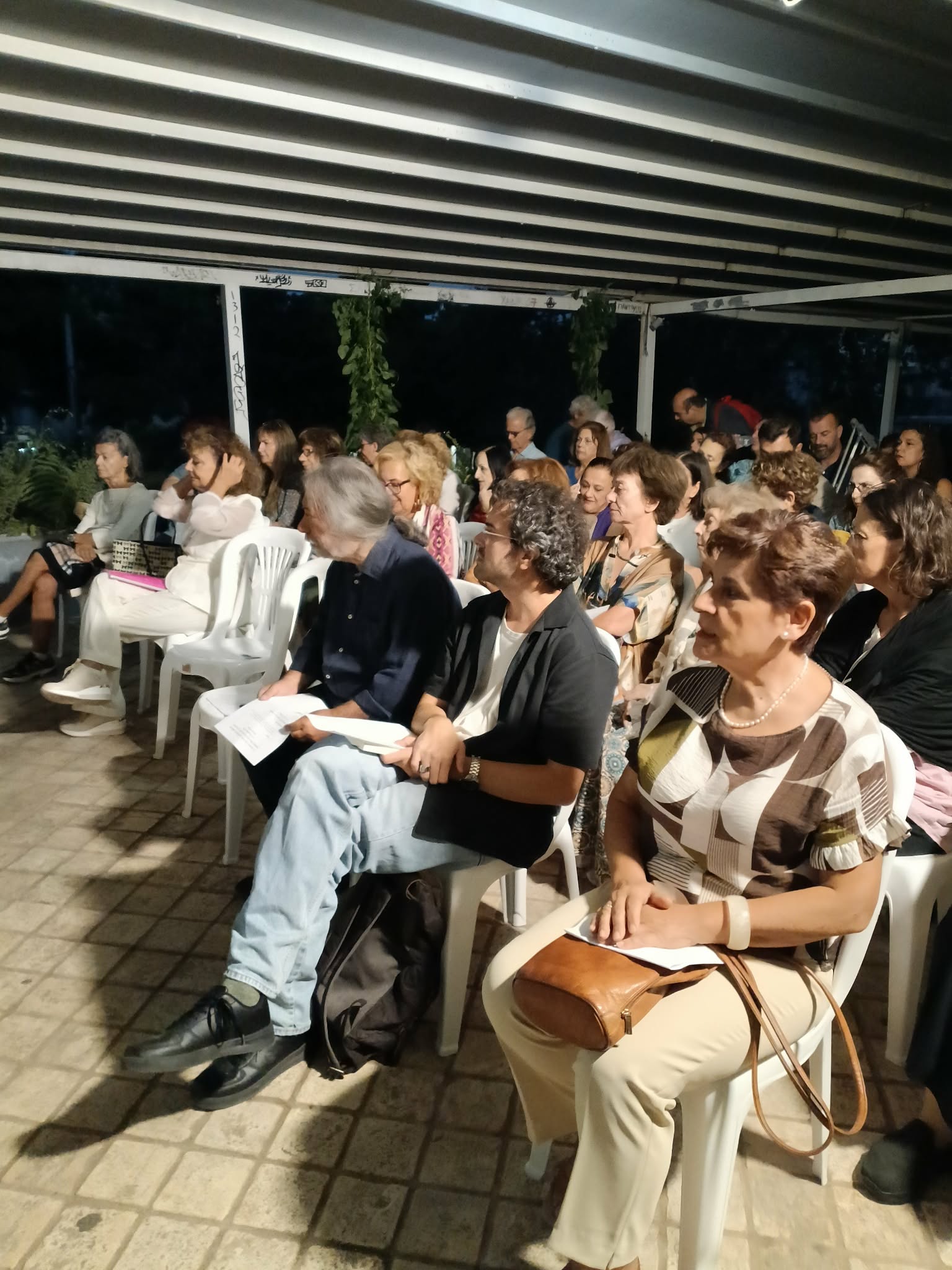 Δήμος Χαϊδαρίου - Μια «ζεστή» βραδιά γεμάτη ποίηση στην Δημοτική Βιβλιοθήκη
