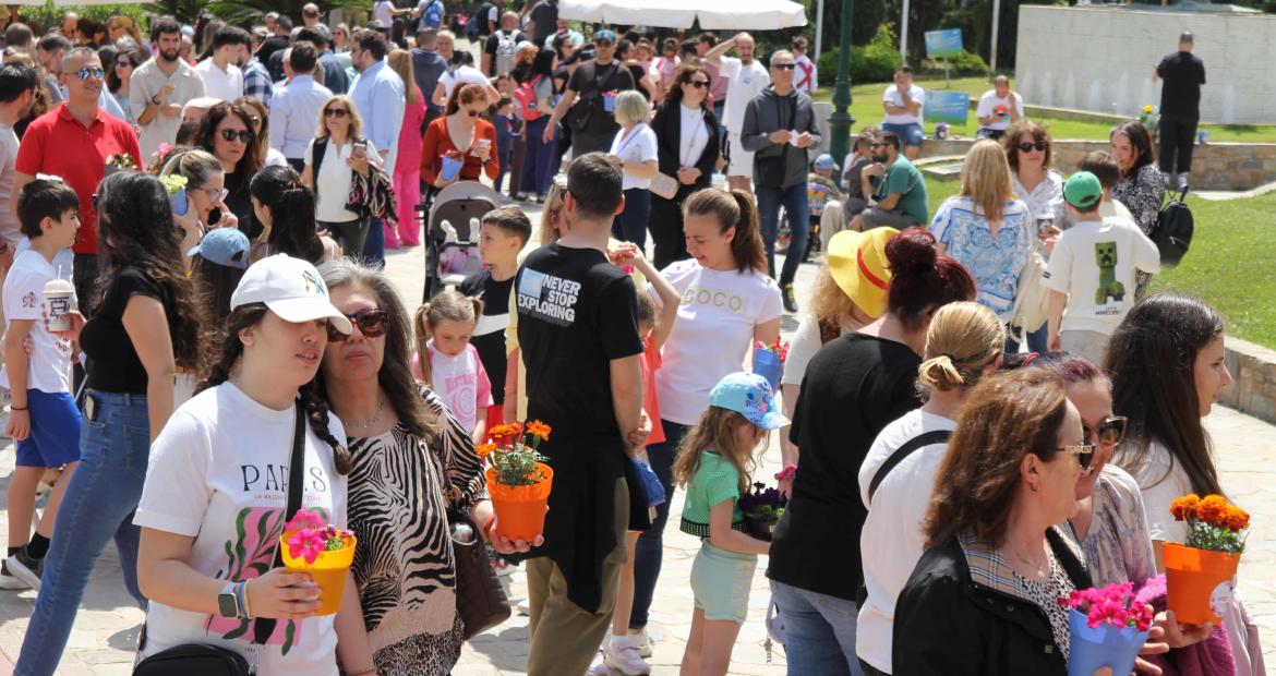 Χιλιάδες πολίτες στη μεγάλη γιορτή για τη Γιορτή της Μητέρας  στο Άλσος Περιστερίου
