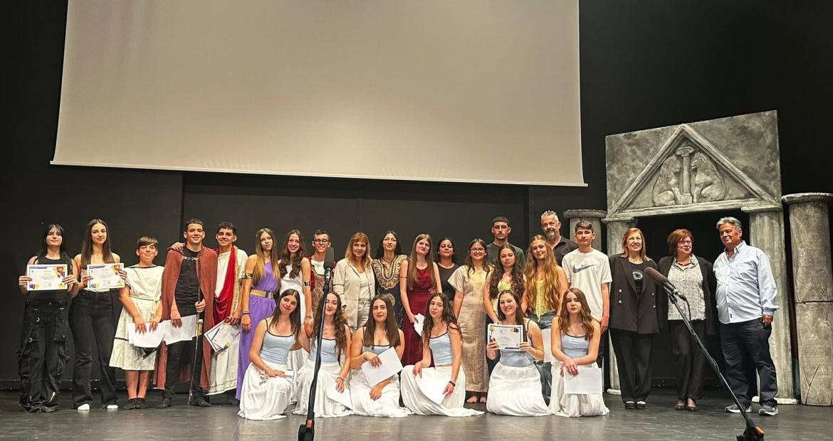 Τίτλος: Μια αγκαλιά γεμάτη επαίνους για τους μαθητές του Ωνάσειου Γυμνασίου στο Θέατρο Πολιτών!