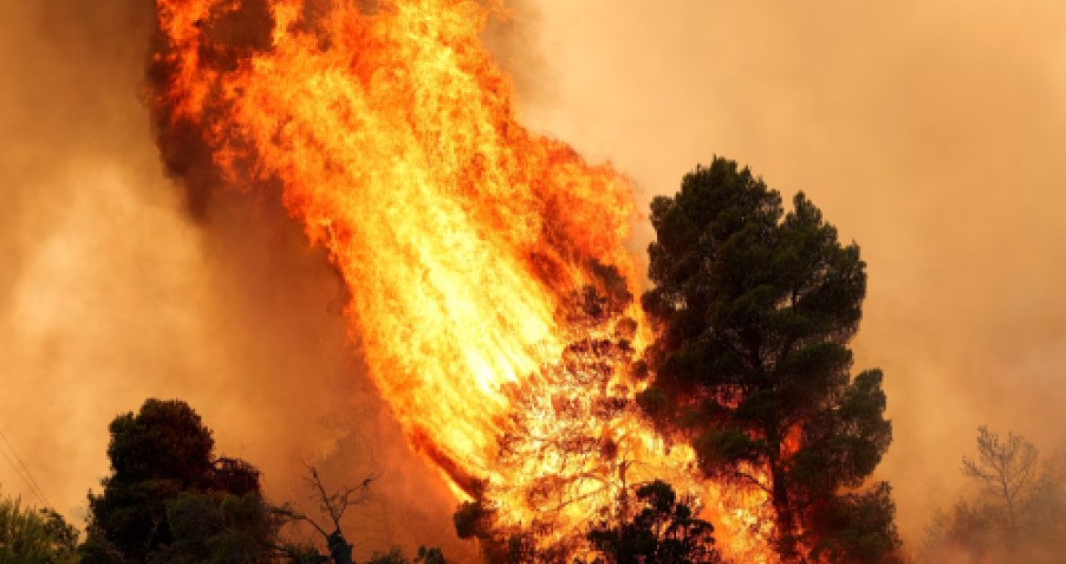 Συνεχίζεται η πύρινη κόλαση στη Δυτική Αττική: Καίγονται τώρα Ψάθα και Λούμπα