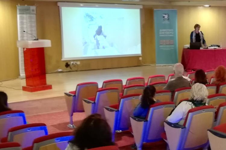 Διάλεξη στο ΔΕΑΠ Περιστερίου με θέμα «Ενδύοντας τις εικόνες : Συμβολικές και κοινωνικές διαστάσεις στα γυναικεία τάματα (“σκέπες”) της βόρειας Καρπάθου»