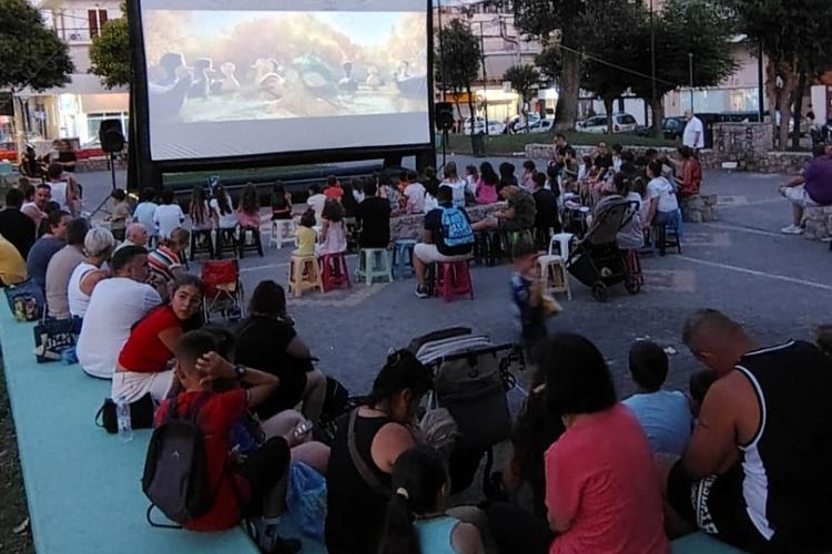 Ολοκληρώθηκε με μεγάλη επιτυχία «Το Σινεμά Πάει Πλατεία» στις γειτονιές του Περιστερίου