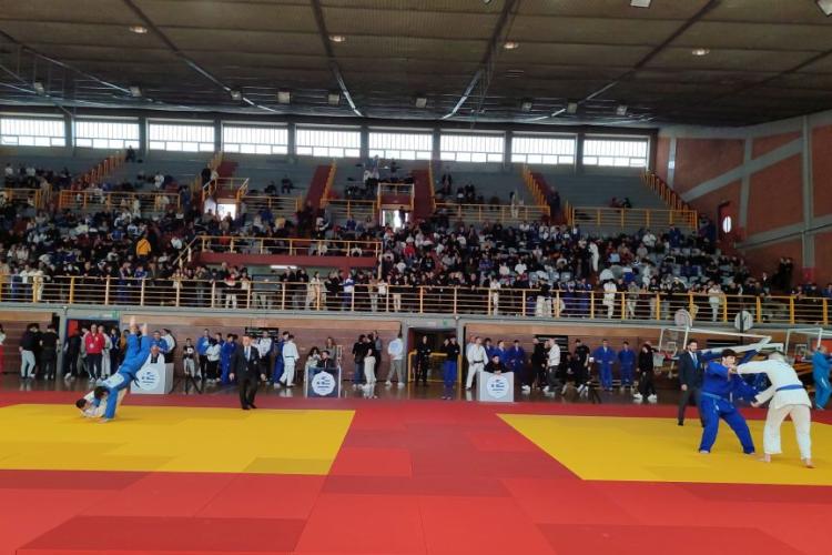 Όμορφο θέαμα πρόσφεραν 300 αθλητές/ιες του Τζούντο το Σαββατοκύριακο (24 & 25/1) στο Κλειστό Γυμναστήριο «Ν. Παξιμαδάς», στο οποίο πραγματοποιήθηκε το Πανελλήνιο πρωτάθλημα εφήβων και νεανίδων. Τους αγώνες, μεταξύ άλλων, παρακολούθησε η Παγκόσμια Πρωταθλήτρια, Ελισάβετ Τελτσίδου. Εκ μέρους της Ελληνικής Ομοσπονδίας Τζούντο ο ομοσπονδιακός εκλέκτορας Νίκος Ηλιάδης, βράβευσε τον Δήμαρχο Βαγγέλη Σίμο, και ο γενικός γραμματέας της ομοσπονδίας Αντώνης Γαβρίλης τον Αντιδήμαρχο Αθλητισμού Λευτέρη Καζαδέη, για τη