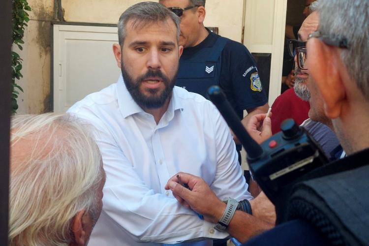 Β. Σίμος: «"Ντράπηκε κι η ντροπή!", απόπειρα έξωσης σε οικογένεια που μέλος της έχει 84% αναπηρία»