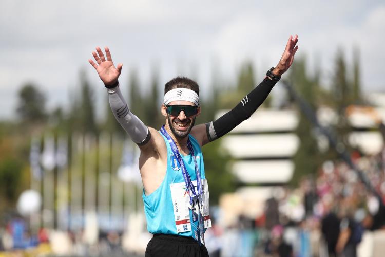 Συγχαρητήρια Δημάρχου & Δ.Σ. Πετρούπολης στον Π. Καραΐσκο, Μαραθώνιος, νικητής 