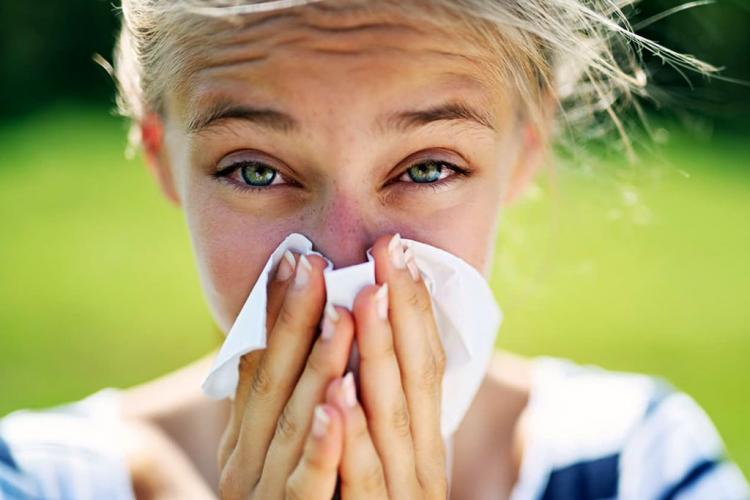 αλλεργίες, συμπτώματα, άνοιξη, φτέρνισμα 