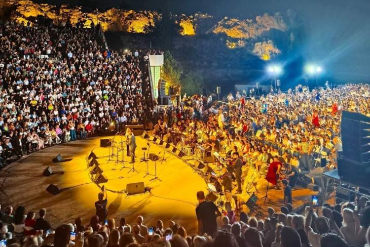 «Διεθνές Φεστιβάλ Πέτρας»: Χρ. Νικολόπουλο τραγούδησαν 1300 μαθητές και μαθήτριες