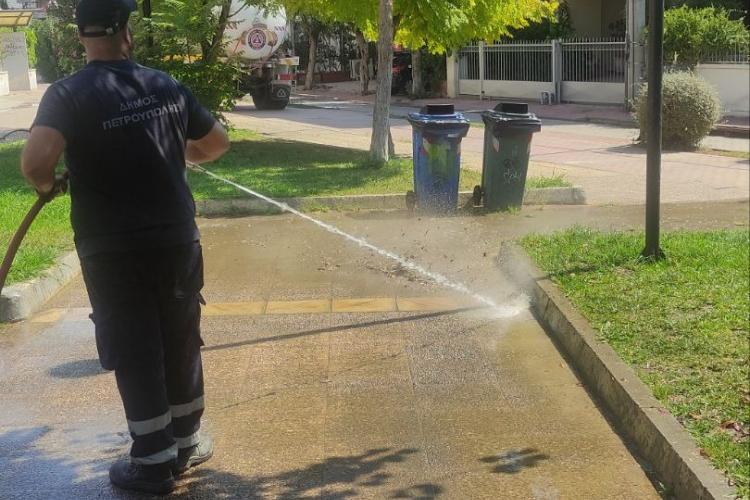 Συνεχίζονται οι εργασίες καθαρισμού κοινόχρηστων χώρων στον Δήμο Πετρούπολης