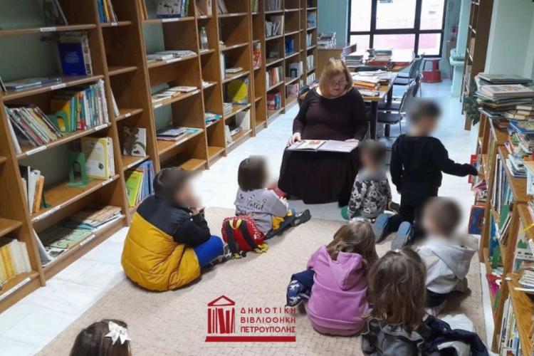 «Χριστούγεννα στη Βιβλιοθήκη» με αφηγήσεις παραμυθιών, Πετρούπολη 