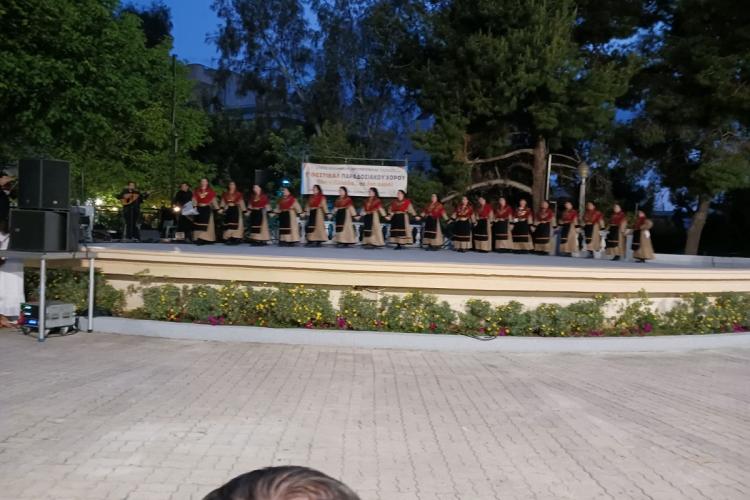 «Όλη η Ελλάδα... σε ένα χορό» με τη συμμετοχή του τμήματος Παραδοσιακών Χορών του Δήμου Πετρούπολης 