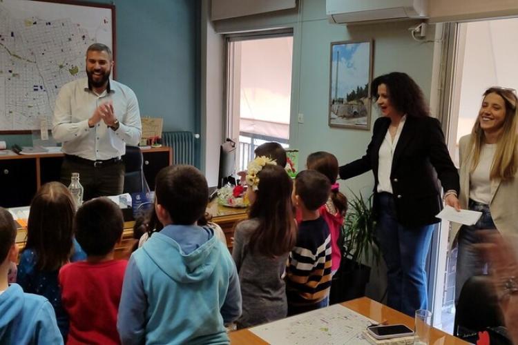 Τα «κάλαντα του Λαζάρου» στη Δημοτική Αρχή από το τμήμα των Παραδοσιακών χορών