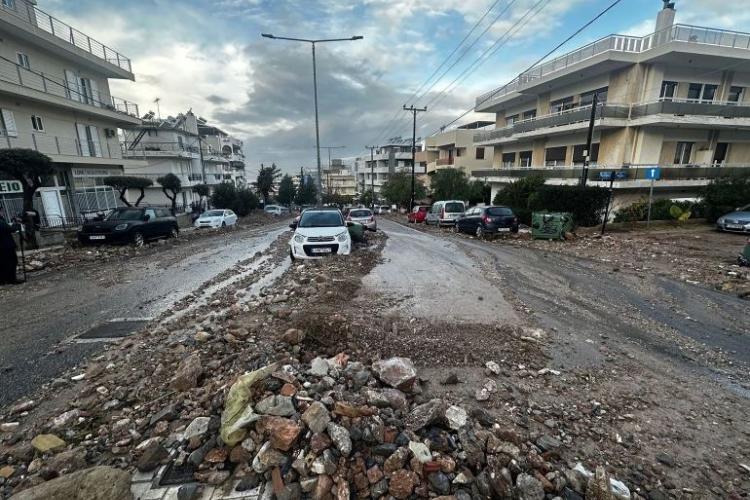 Σκηνικό καταστροφής στην Άνω Γλυφάδα, μετά τη φονική κακοκαιρία