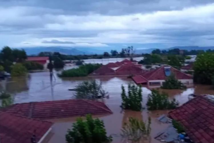 Ασύλληπτες εικόνες σε Παλαμά και Μεταμόρφωση Καρδίτσας - Οι κάτοικοι πάνω στις στέγες των σπιτιών