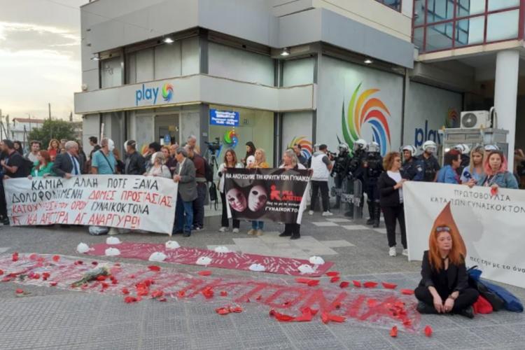 Οργή για τη γυναικοκτονία έξω από το Α.Τ Αγίων Αναργύρων – Σωρεία λαθών και παραλείψεων 