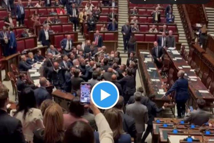 Ξύλο στην ιταλική Βουλή: Στα χέρια πιάστηκαν βουλευτές της Λέγκας του Βορρά και των Πέντε Αστέρων