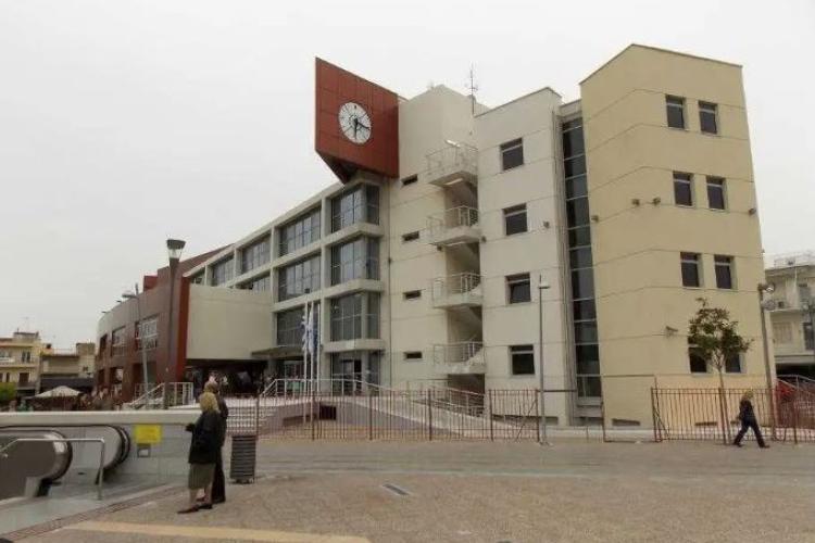 Στην ΠΛΑΤΕΙΑ ΔΗΜΑΡΧΕΙΟΥ ΠΕΡΙΣΤΕΡΙΟΥ, ΚΑΛΕΣΜΑ: ΟΧΙ ΣΤΗΝ ΥΠΟΒΑΘΜΙΣΗ ΤΗΣ ΔΗΜΟΣΙΑΣ ΕΚΠΑΙΔΕΥΣΗΣ
