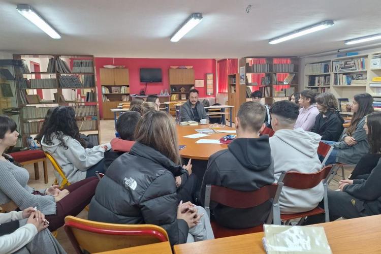 «Ανακαλύπτοντας νέους κόσμους»: Ποιητές και μαθητές της πόλης γιόρτασαν την παγκόσμια ημέρα ποίησης στην Πετρούπολη