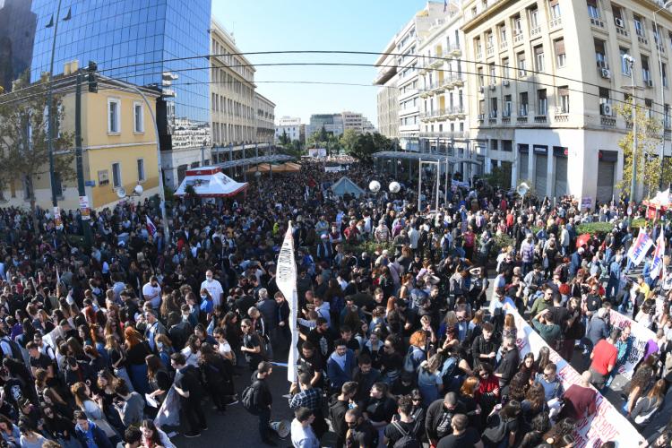 Μια από τις μεγαλύτερες απεργιακές κινητοποιήσεις των τελευταίων χρόνων χθες στην Αθήνα