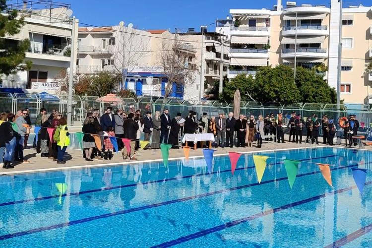 Με πλήθος κόσμου ο αγιασμός των υδάτων στην Πετρούπολη