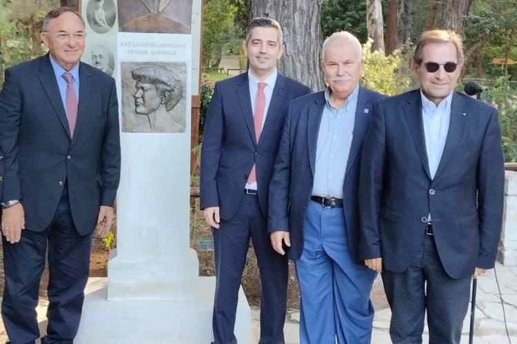 Ο Αντιπεριφερειάρχης Χαράλαμπος Αλεξανδράτος στα αποκαλυπτήρια προτομής της Ιουλίας και  Αλέξανδρου Διομήδους