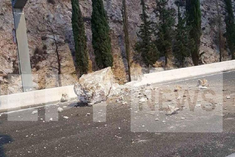 Μετ’ εμποδίων η κυκλοφορία των οχημάτων στην Αθηνών – Κορίνθου μετά την πτώση βράχων
