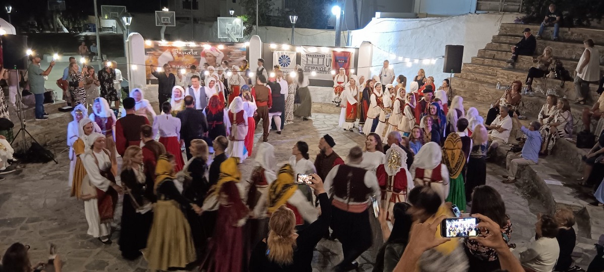 Καταχειροκροτήθηκε στη Μύκονο το τμήμα Παραδοσιακών Χορών Δήμου Πετρούπολης