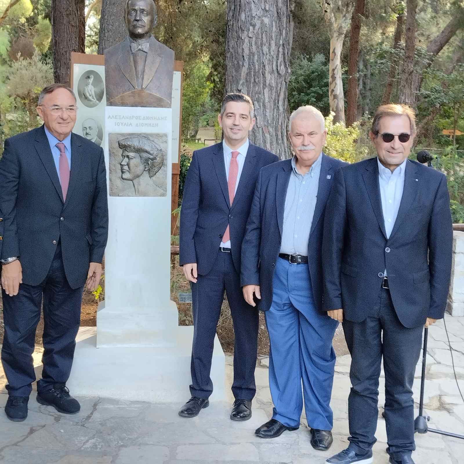Ο Αντιπεριφερειάρχης Χαράλαμπος Αλεξανδράτος στα αποκαλυπτήρια προτομής της Ιουλίας και Αλέξανδρου Διομήδους